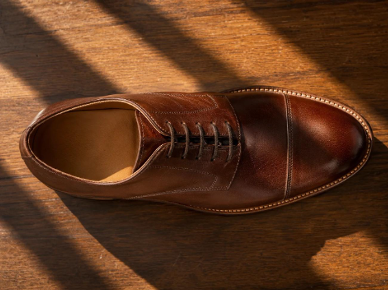 Prueba de flexión manual para comprobar un zapato de alta calidad de piel