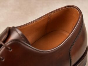 Revisión del forro de badana Interior con acabados impecables de un zapato de alta calidad de vestir